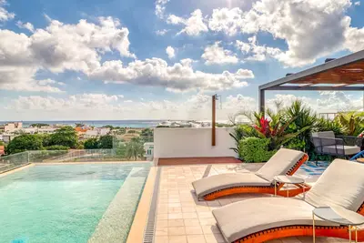 Image de Studio moderne dans un emplacement incroyable! - un toit, une piscine et un espace barbecue communs!