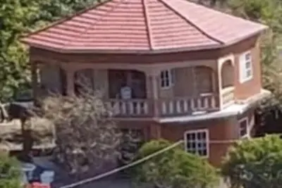 Image de Ceci est une maison de jardin avec terrasse et à distance de marche de la plage.