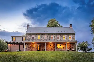 Image de La maison en pierre entre les ruisseaux