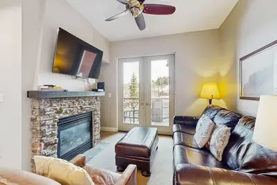 Image de Condo skis aux pieds avec foyer au gaz, bain à remous et piscine partagés, et vues sur la montagne!