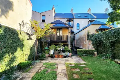Image de Grande terrasse avec jardin secret dans un emplacement central - 4 chambres