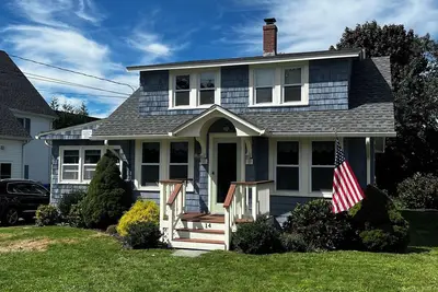 Image de Charme Groton Long Point Cottage 1 pâté de maisons de la plage