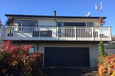 Image de Maison spacieuse, vue magnifique sur le lac et la montagne.