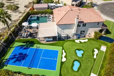 Image de Votre propre complexe avec une belle piscine, de la musique et du plaisir sous le soleil de Californie!