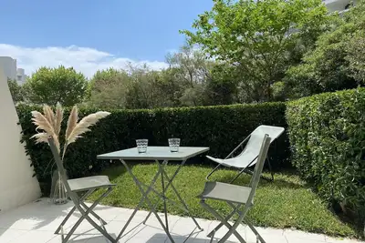Image de Studio moderne à 150 m de la mer avec grande terrasse et jardin