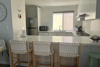 Image de Maison de ville, Wifi gratuit et illimité, à 200m de la plage, calme, clôturé, 2 voitures couvertes