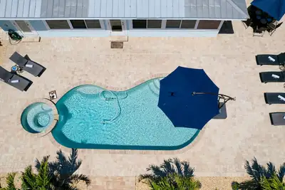 Image de Happy Ours - sur un canal avec piscine chauffée et jacuzzi. Apportez votre bateau