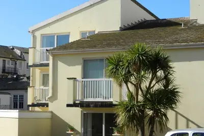 Image de Appartement contemporain avec parking, ascenseur, balcon, proche mer et ville
