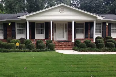 Image de Maison simple et propre à 3 miles des Masters. Pratique, fonctionnel, facile.