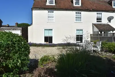 Image de Appartement au rez-de-chaussée dans le quartier historique de Hythe, à proximité du centre-ville, de la plage et de l'Eurotunnel