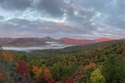 Image de Post & Beam Home avec vue panoramique sur les montagnes en couches!