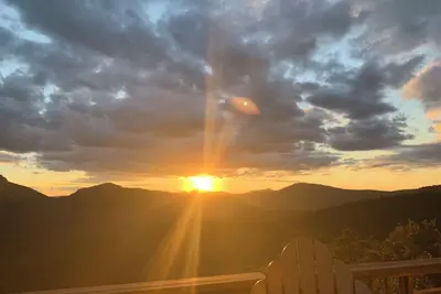 Image de Du sol au plafond, les fenêtres donnent sur le dessus de la cheminée, Bald Rock, Sheepcliff et Whiteside Mountains