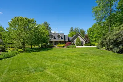 Image de Maison confortable près des Highlands - cour spacieuse et étang privé