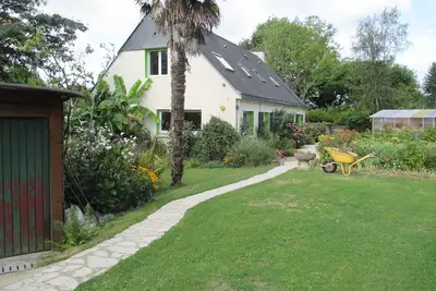 Image de Grande maison de 185 m², terrasse, grand jardin arboré et fleuri bordé par un ruisseau.