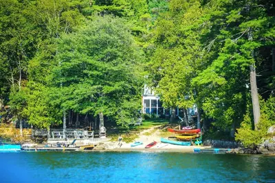 Image de The Great House: luxe au bord du lac, pour 15 personnes, plage de sable, cheminée, bain à remous