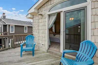 Image de Idéal pour les groupes! Perfect Chick's Beach Location - Jet de pierre à la plage!