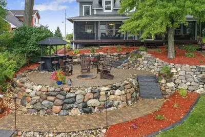 Image de Maison moderne au bord du lac avec vue sereine!