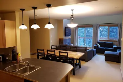 Image de Condo 3 ch avec vue, piscine extérieure et bains à remous