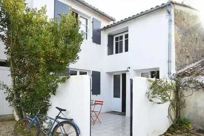 Image de Maison de Charme au Centre du Village avec Cheminée et Cuisine Équipée