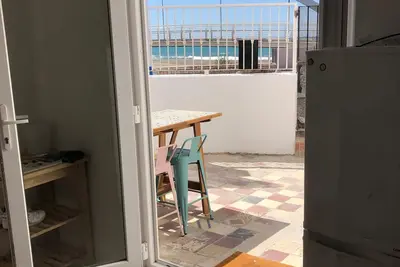 Image de Ronnies Beach House, belle maison de 2 chambres avec un grand toit avec une vue magnifique sur la mer