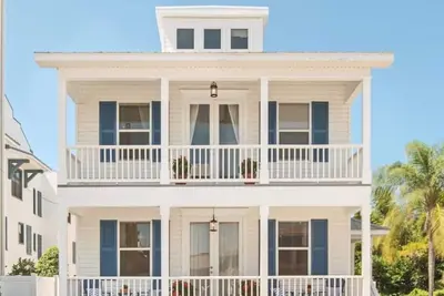 Image de Designer Home for 8 Walk to Downtown Dunedin and Waterfront