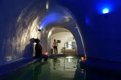 Image de Grande suite de luxe avec piscine intérieure et bain à remous extérieur au Pegasus Suites & Spa