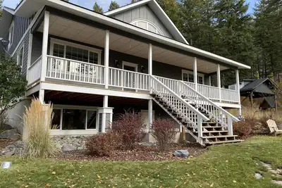 Image de Maison familiale de luxe. . . niché à côté de la montagne Blaine