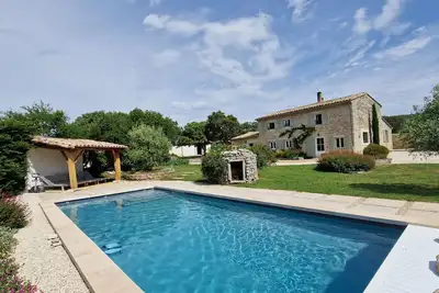 Image de Mas en pierre pour 8 personnes avec piscine sur Taulignan