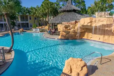 Image de Lazy Daze 10au-Beautiful Poolside Cottage with Loft @ the Purple Parrot