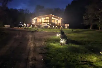 Image de Nouveau sur le marché. Cabine avec 3 lits et 3 bains entourée de forêt