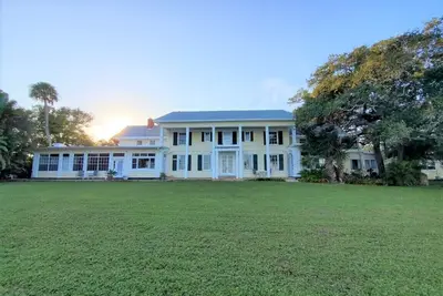 Image de Historic Riverfront Mansion - 9 chambres 9 salles de bain - The Ballard Estate