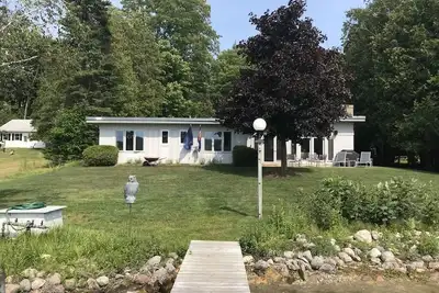 Image de Maison moderne du milieu du siècle au bord du lac Wallon sur North Arm, nouvelle location