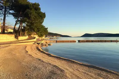 Image de Maison acceptant les animaux à Rab avec.