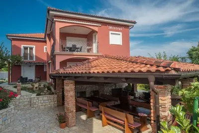 Image de Appartement dans Lopar avec Balcon, Climatisation, Wifi, Machine à laver (4885-1)