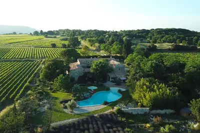 Mas PROVENÇAL haut de gamme  5 * pour 19 pers. très grande piscine prox Avignon