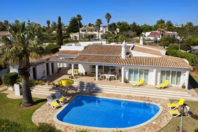 Image de Grande villa de 3 chambres à Clube Atlantico avec climatisation, vue sur la mer et à quelques pas de