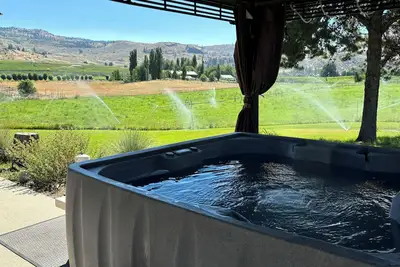 Image de Ferme récemment rénovée et meublée. Accessible aux personnes handicapées. + Jacuzzi!