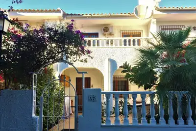 Image de Maison entière - Marchez jusqu'à la plage, les bars et les restaurants!
