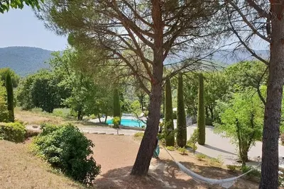 Image de Pleine nature, dans le Luberon, maison climatisée charmante à Ménerbes