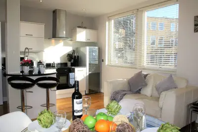 Central Windsor 2 Bed Apartment