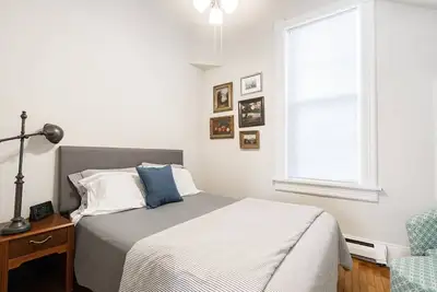 Image de Brady Street Hot Spot avec parking gratuit