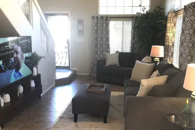 Image de Magnifique Loft 2 Br Plus, très proche de l'Open et Barrett Jackson!