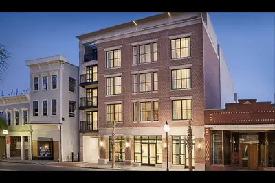 Image de Charleston 2 Br présidentielle avec balcon donnant sur King St Prime Location