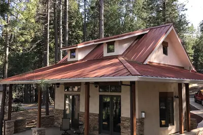 Image de Vous allez adorer notre chalet magnifiquement meublé dans les bois