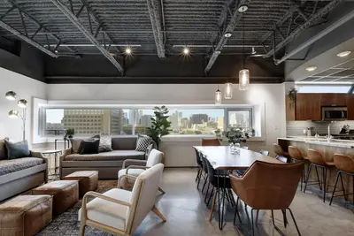 Image de Loft du centre-ville lumineux et élégant | East 6th Street