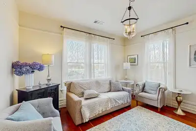 Image de Belle location victorienne à l'étage près de la baie - à pied au cœur de la ville!