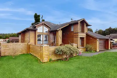 Image de Maison haut de gamme près de l'océan avec baignoire à jets, salle de jeux et barbecue à gaz!
