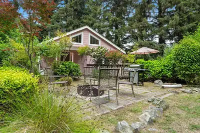 Image de Cabine isolée avec poêle à bois, sentiers pédestres et foyer!