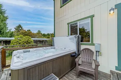 Image de Maison incroyable avec une vue panoramique spectaculaire sur l'océan, terrasse, barbecue et bain à remous!