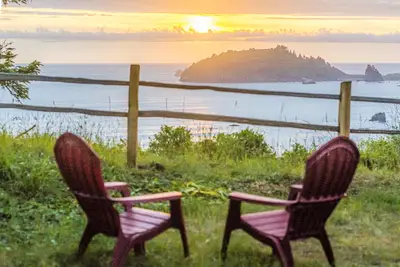 Image de Maison familiale au bord de l'eau avec vue sur l'océan au-dessus de Scenic Houda Point